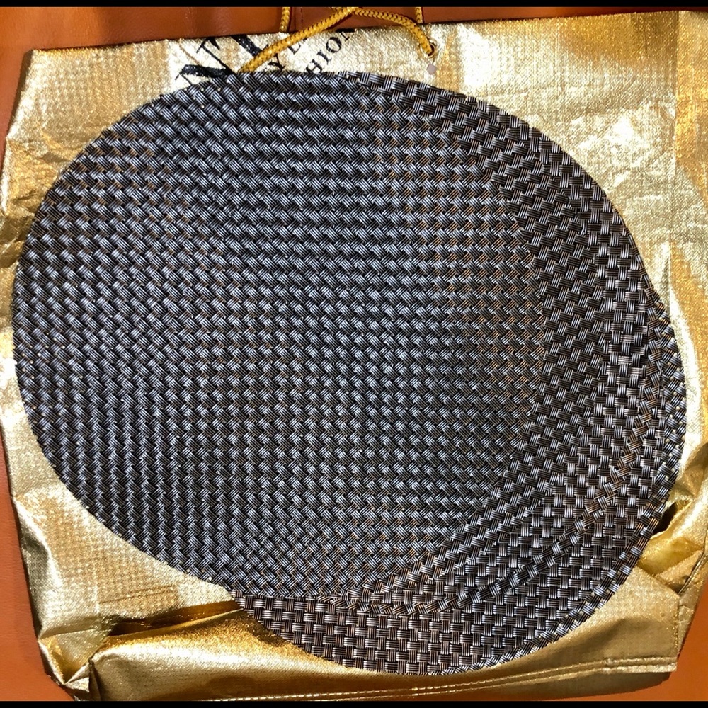 Sleek Silver color Vinyl dining place mats (6)
